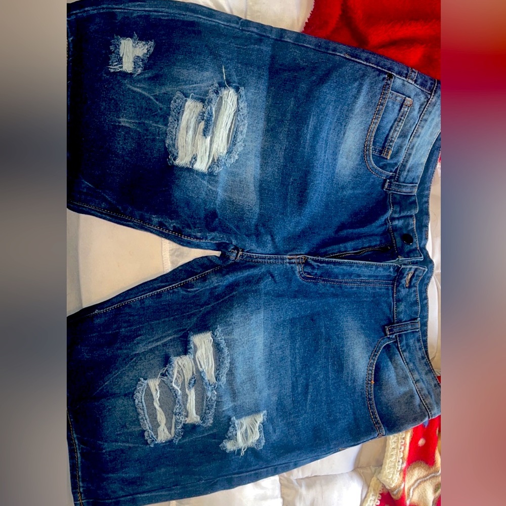 Men’s distressed denim shorts